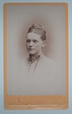 Visitkortsporträtt av okänd kvinna. Fotografiet sitter i fotoalbum som tillhört Gertrud Zachau. Fotografiet sitter på sida 10.