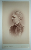 Visitkortsporträtt av Elisabeth Corneliusson. Fotografiet sitter i fotoalbum som tillhört Gertrud Zachau. Fotografiet sitter på sida 11.