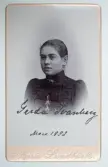 Visitkortsporträtt av Gerda Swanberg. Fotografiet sitter i fotoalbum som tillhört Gertrud Zachau. Fotografiet sitter på sida 12.