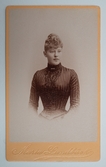 Visitkortsporträtt av okänd kvinna. Fotografiet sitter i fotoalbum som tillhört Gertrud Zachau. Fotografiet sitter på sida 14.
