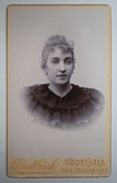 Visitkortsporträtt av okänd kvinna. Fotografiet sitter i fotoalbum som tillhört Gertrud Zachau. Fotografiet sitter på sida 15.