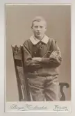 Visitkortsporträtt av Hilma Thorells och Landsfiskal Thorells son, Gunnar Thorell, 13 år. Fotografiet sitter i fotoalbum som tillhört Gertrud Zachau. Fotografiet sitter på sida 27.
