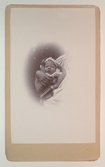 Visitkortsporträtt av Tore Zachau, 6 veckor 5 dagar gammal. 13 augusti 1896. Fotografiet sitter i fotoalbum som tillhört Gertrud Zachau. Fotografiet sitter på sida 32.