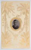 Visitkortsporträtt av okänd man. Fotografiet sitter i fotoalbum som tillhört Gertrud Zachau. Fotografiet sitter på sida 36. Litet fotografi i form av en medaljong.