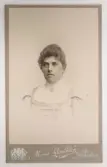 Visitkortsporträtt av okänd kvinna. Fotografiet sitter i fotoalbum som tillhört Gertrud Zachau. Fotografiet sitter på sida 37.