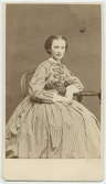 Porträtt på Linda Molin. Foto år 1866 vid 17 års ålder.