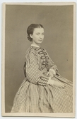 Porträtt på Linda Molin. Foto år 1866 vid 17 års ålder.