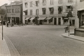 Gamla Torget i Mölndals Kvarnby, år 1943. Till vänster brandstationen, Kvarnbygatan 41, till höger gamla stadshuset, Kvarnbygatan 43.