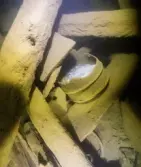 Ämbar med tjära har flyttats upp från botten till balken.