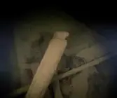 Ändarna på vissa balkar har som denna en avslutande knopp, som sannolikt låst och förstärkt skrovet. Urtag för bordläggningen syns tydligt. Detta är en typisk medeltida lösning för att förstärka skeppen