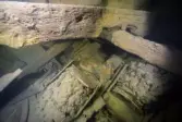 Osmundarna har korroderat och därigenom expanderat så att de överst liggande tunnorna har fallit isär.