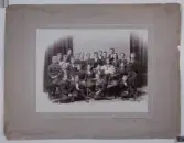 Gruppbild över centralinstitutets kvinnliga elever, Stockholm.
Fotografiet sitter på en pappskiva. Pappskivan har fuktskador, är böjd och kantstött. Even en fuktskada på fotografiet.