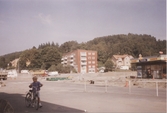 Kållereds centrum cirka 1990. I bakgrunden rakt fram ses lägenheterna på Streteredsvägen 1A - 1G och till höger ses 