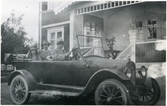 Kila sn, Muren.
Familjen Johansson i bilen framför bostaden, 1918.