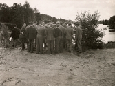 Ett antal män står samlade vid sjön Södra Långvattnet i Mölndal, okänt årtal.