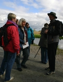 Miljöombuden samlas runt guide i Rynningeviken, 2007-05-10