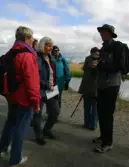 Miljöombuden samlas runt guide i Rynningeviken, 2007-05-10