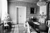 Kristallkrona över matsalsbord i genomgångsrum på Karlslunds herrgård, 1981