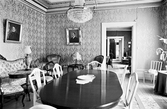 Matsalsbord med kristallkrona på Karlslunds herrgård, 1981