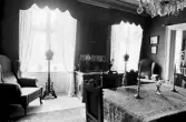 Stort skrivbord framför fönster i Karlslunds herrgård, 1981