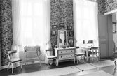 Byrå och skrivbord i kammare på Karlslunds herrgård, 1981