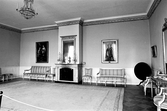 Salongen med kakelugn i huvudbyggnadens övre våning på Karlslunds herrgård, 1981