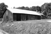 Ekonomibyggnad vid arbetarbostaden Långkatekesen vid Karlslunds herrgård, 1981