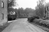 Vägen förbi maskinistbostaden och magasinet vid Karlslunds herrgård, 1981