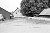Husvagn på gård vid bostadshus på Karlslunds herrgård, 1981