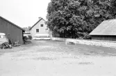 Husvagn på gård vid bostadshus på Karlslunds herrgård, 1981