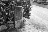Grindstolpe vid infart till Karlslunds herrgård, 1981
