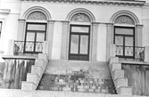 Relifer över dörrarna på Karlslunds herrgårds huvudbyggnads baksida, 1981