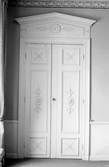 Utsmyckad dörr med överstycke på Karlslunds herrgård, 1981