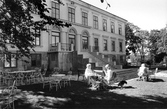 Besökande i Karlslunds herrgårdscafé, 1981