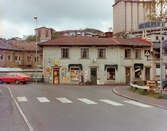 Götaforsliden 1-5 i Mölndals Kvarnby, omkring 1975-1980. Vy från Forsåkersgatan. I bakgrunden byggnader tillhörande SOAB,