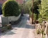 Åldermansgatan i Mölndals Kvarnby, omkring 1975-1980. Genom buskaget skymtas Hembygdsmuseet vid Royens gata.