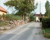 Görjelycksgatan, Roten K, i Mölndals Kvarnby, omkring 1975-1980. Huset till höger är Roten K 17.