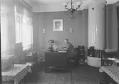 Interiör från KFUM i Västerås med sekreterare E. Andersson.