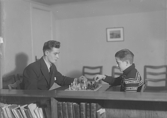 KFUM i Västerås. En man och en pojke spelar schack.