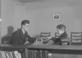 KFUM i Västerås. En man och en pojke spelar schack.