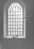 Interiör med kyrkfönster, Västerås-Barkarö kyrka.