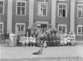 Grupporträtt framför Fullerö slott.
