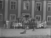 Grupporträtt framför Fullerö slott.
