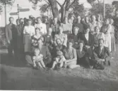 Familjer från gårdarna på Högen och Livered är på släktträff hos 