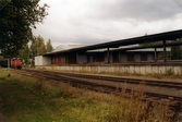 Magasinbyggnad till Hultsfreds järnvägsstation. Bild tagen i samband med en kompletterande stationsmiljöinventering utförd av Richard Edlund.
Byggnadsår 1960.