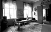 Stor urna vid soffgrupp i Karlslunds herrgård, 1981