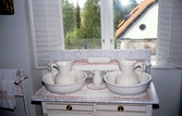 Kanna och tvättfat i badrum i Karlslunds herrgård, 1980-tal