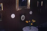 Vas med påskliljor vid tavelvägg i Karlslunds herrgård, 1980-tal