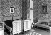 Två sängar och soffa i sovrum i Karlslunds herrgård, 1981