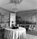 Runt bord under kristallkrona i Karlslunds herrgård, 1981